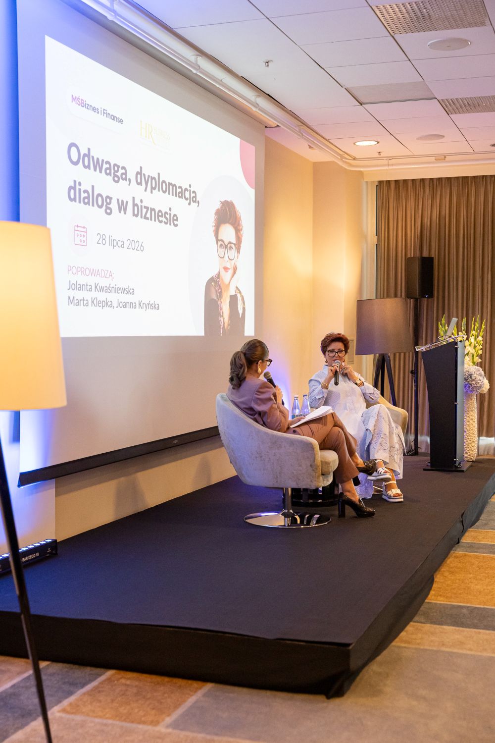 Panel dyskusyjny na scenie